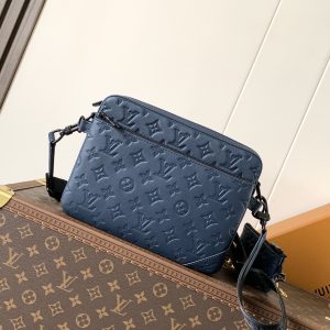 46602 Messenger Bag Crafted from supple Monogram Shadow Hx embossed calf leather, infusing the modern Monogram jm embossed pattern with vibrant hues. The streamlined silhouette features a main compartment and a detachable front zip pocket, with a shoulder strap equipped with a removable coin purse. Dimensions: 18.5 x 7 x 25 cm.